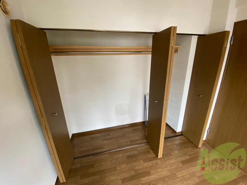 収納　こちらの収納にはハンガーをかけて服もしまえますね。