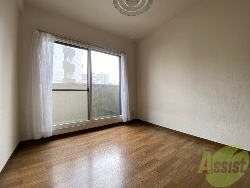 その他部屋・スペース　寝室はこちらです。光が差し込む、温かみのあるお部屋です。