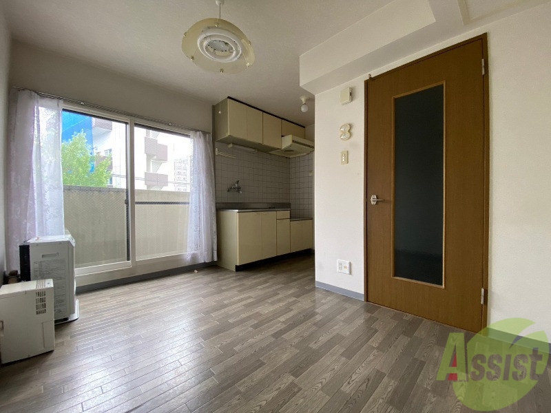 居室・リビング　リビングです。木目のフローリングが落ち着きますね。