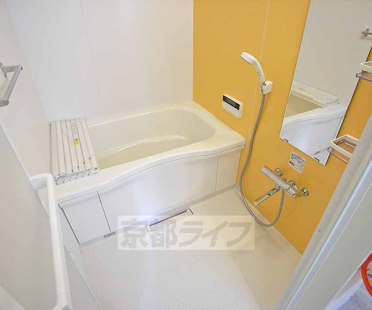 バス・シャワールーム　オレンジがオシャレな浴室です。