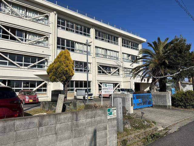 中学校　津市立西橋内中学校（中学校）まで709m