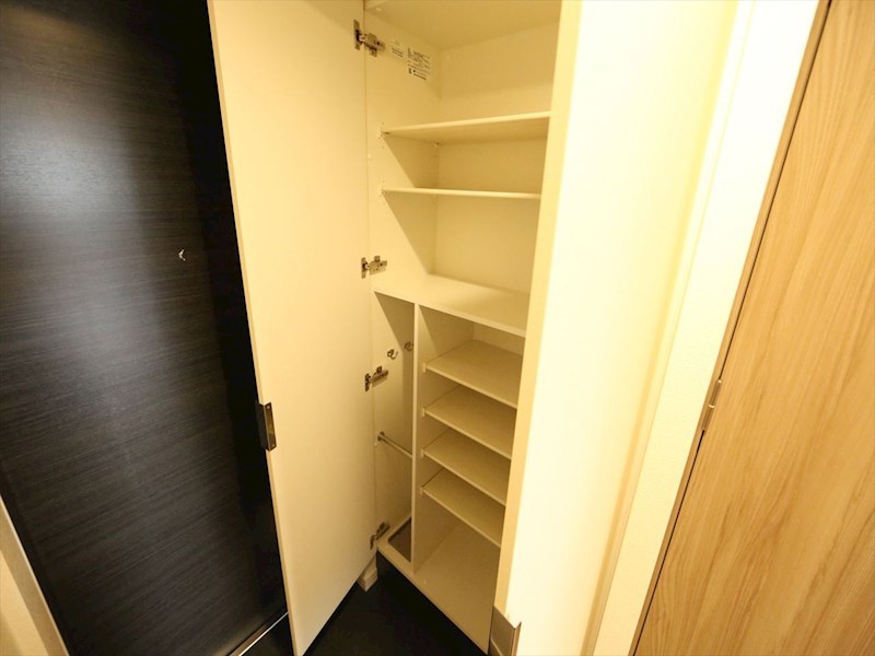 玄関　玄関　シューズボックス付（収納充実してます）　同仕様写真