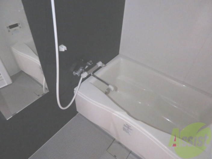 バス・シャワールーム　浴室は広めなのでゆったり落ち着けそうですね。