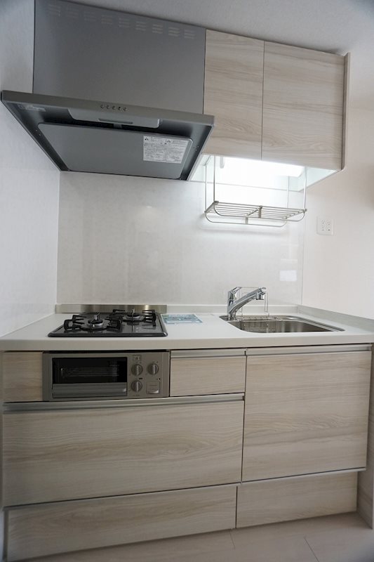 キッチン　白を基調としたシステムキッチン