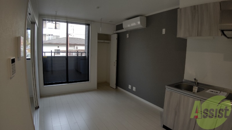 居室・リビング　７．５帖のリビングは大きな窓のおかげでよく陽が差します