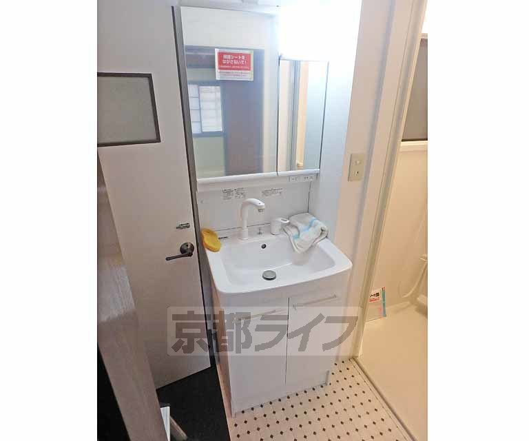 洗面設備　綺麗な洗面化粧台です。