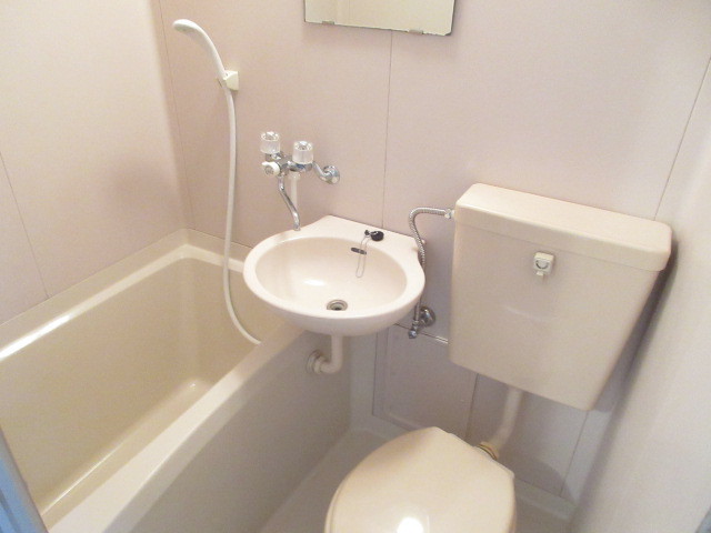 バス・シャワールーム　お風呂はリフレッシュ済みでキレイです。