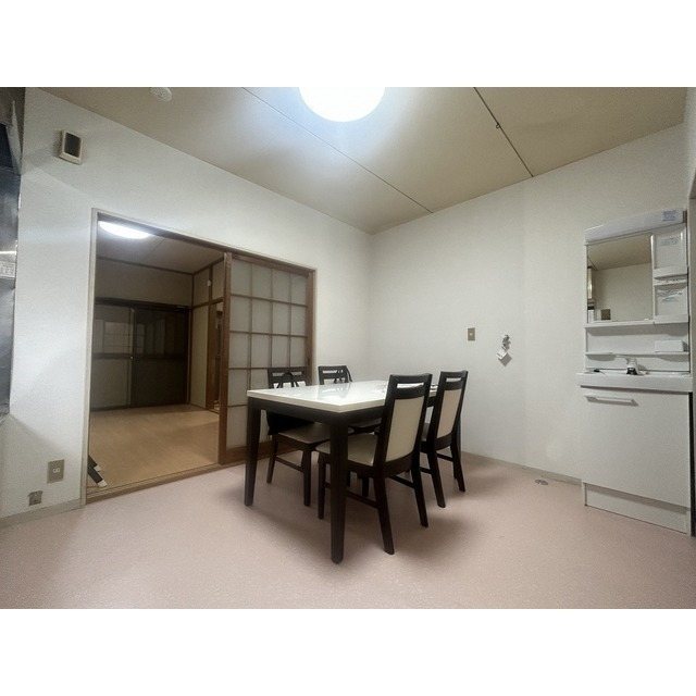 居室・リビング　エアコン完備で年中快適にお過ごしいただけます。