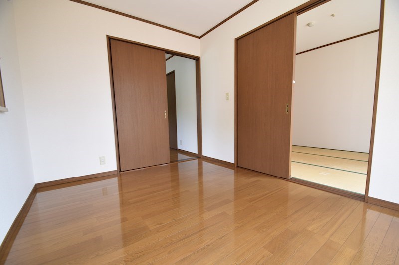 居室・リビング　※同建物別室参考写真