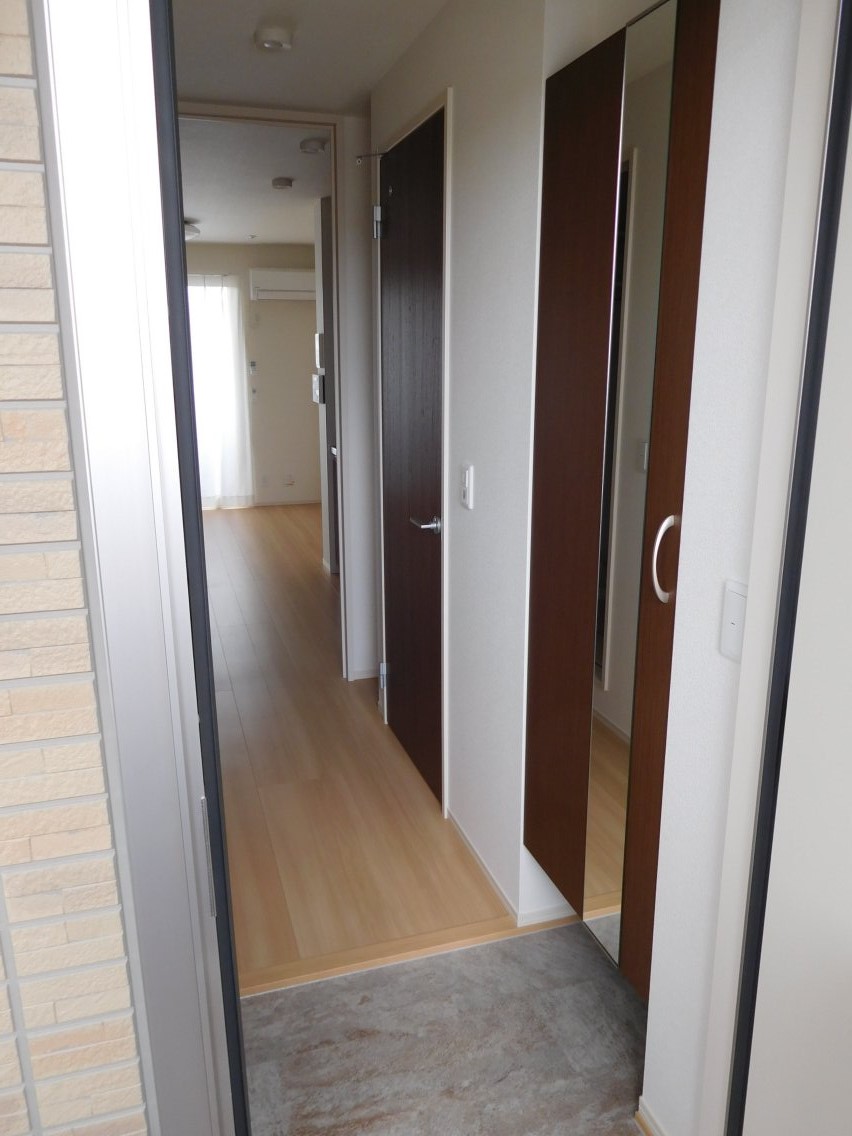 玄関　収納たっぷりの下駄箱付