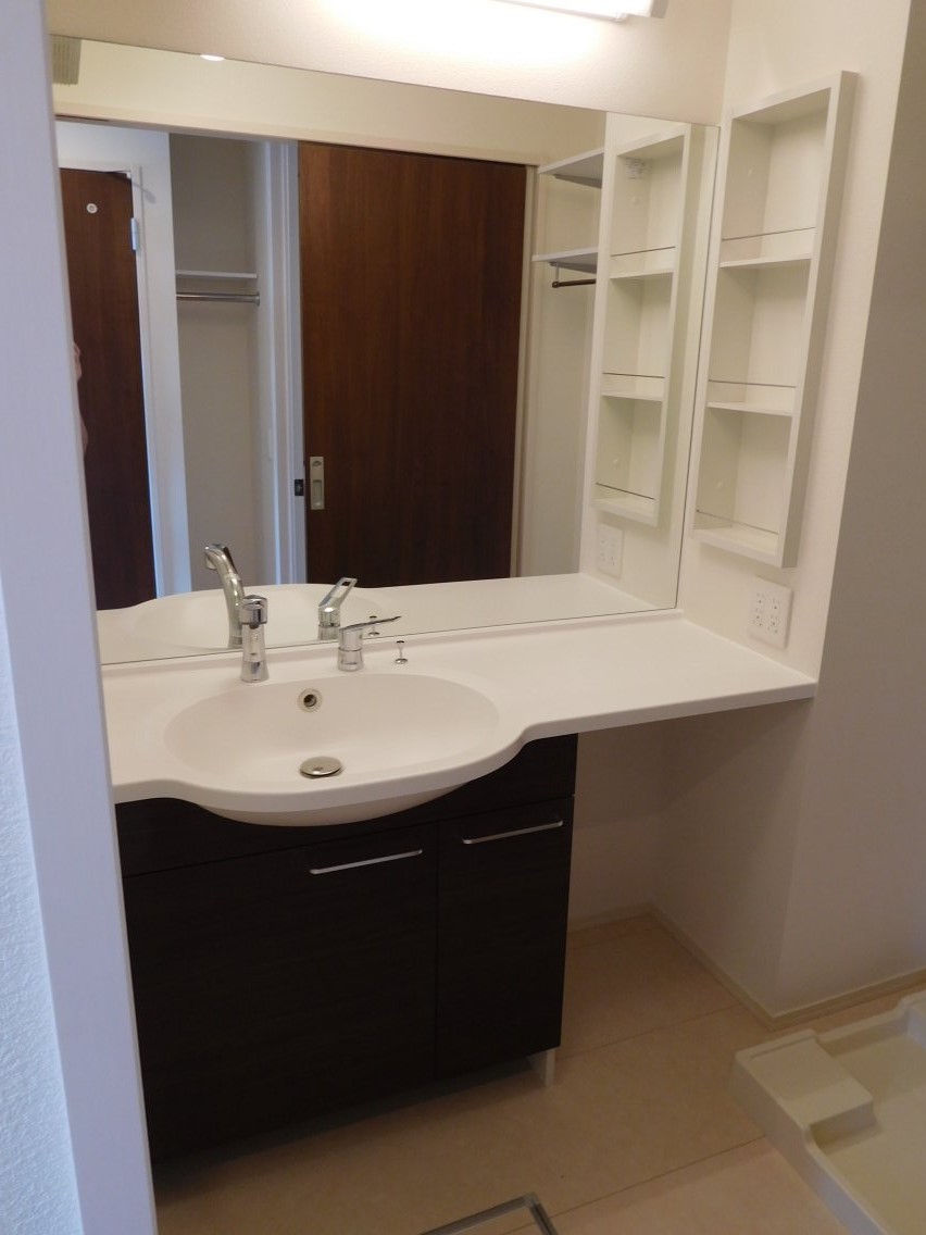 洗面設備　鏡の大きいカウンタータイプの洗髪洗面化粧台