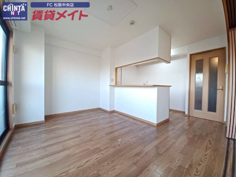 居室・リビング　同物件別室反転写真