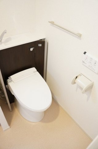 トイレ　落ち着いた色調のトイレです