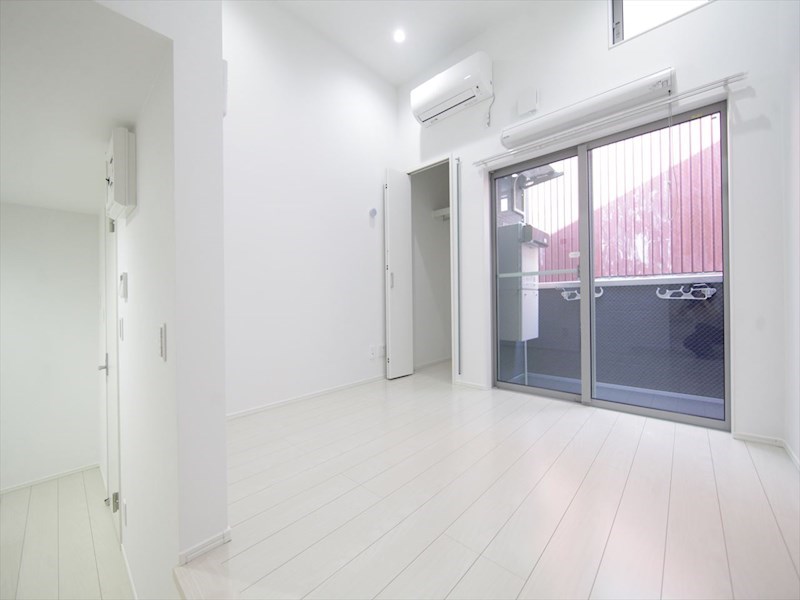 居室・リビング　洋室5.5帖　ロフト6.1帖（収納にも寝室にも使えます）