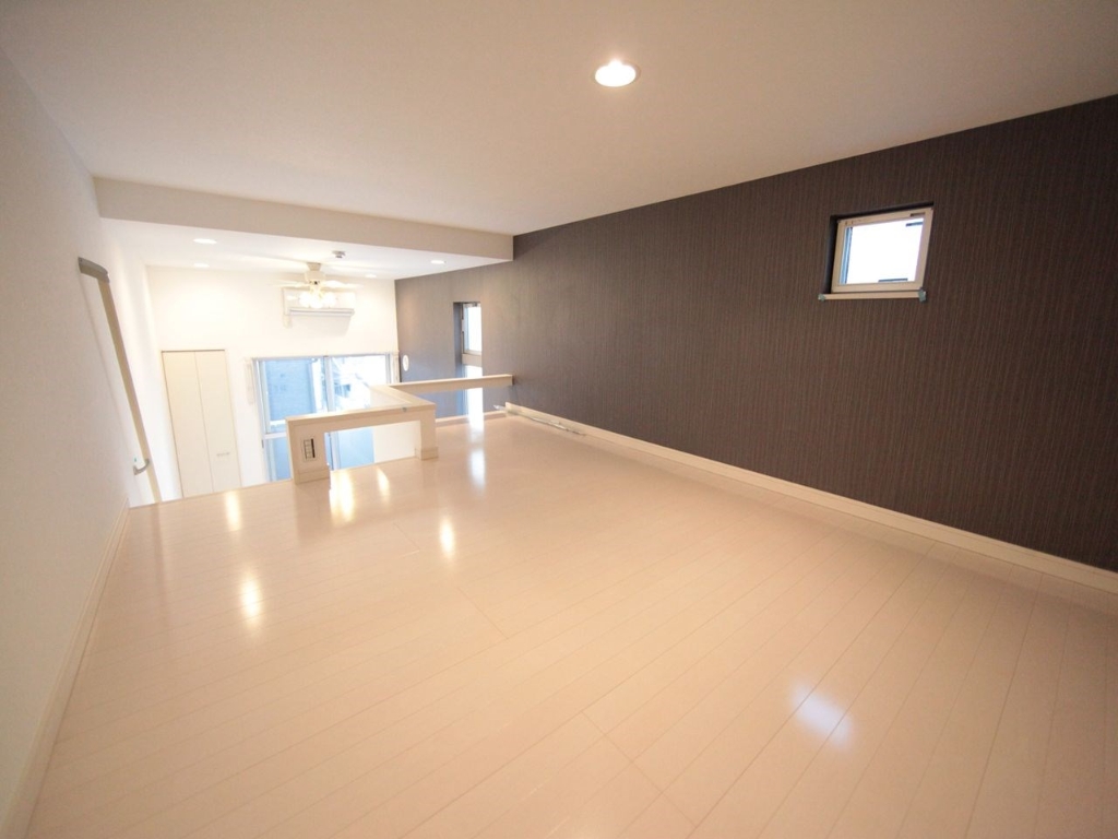 その他部屋・スペース　上階ロフト5.8帖（収納としてもお部屋としても使えます）