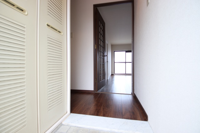 玄関　※別号室の参考写真の為、原状優先です。