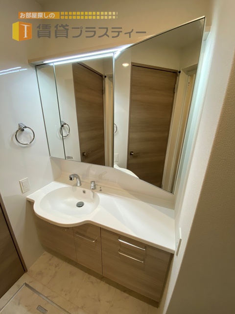 洗面設備　３面鏡の洗面台。