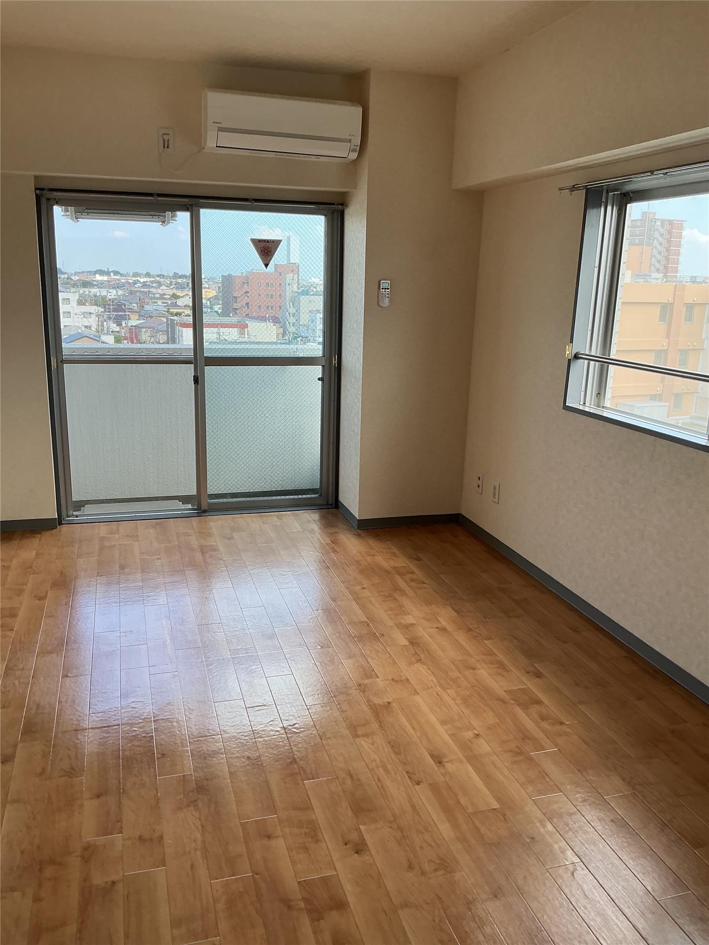 居室・リビング　居室（写真は704号室）