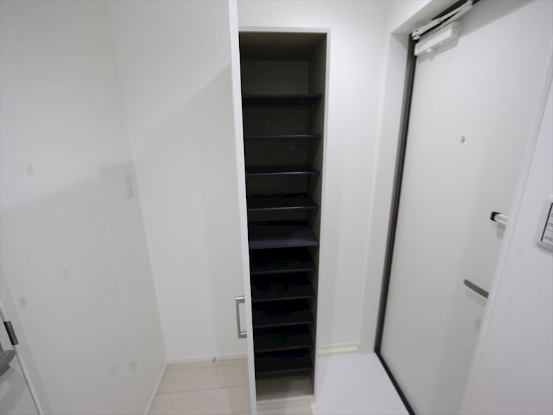 玄関　玄関　シューズボックス付（収納充実してます）