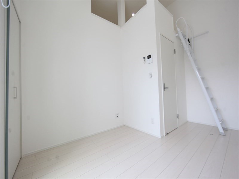 居室・リビング　洋室5.6帖　ロフト4.8帖（収納にも寝室にも使えます）