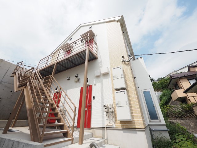 建物外観　シンプルで落ち着いたデザインの外観です