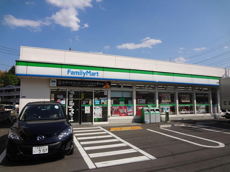 コンビニ　ファミリーマート（コンビニ）まで821m