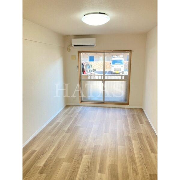 居室・リビング　同物件別部屋です。