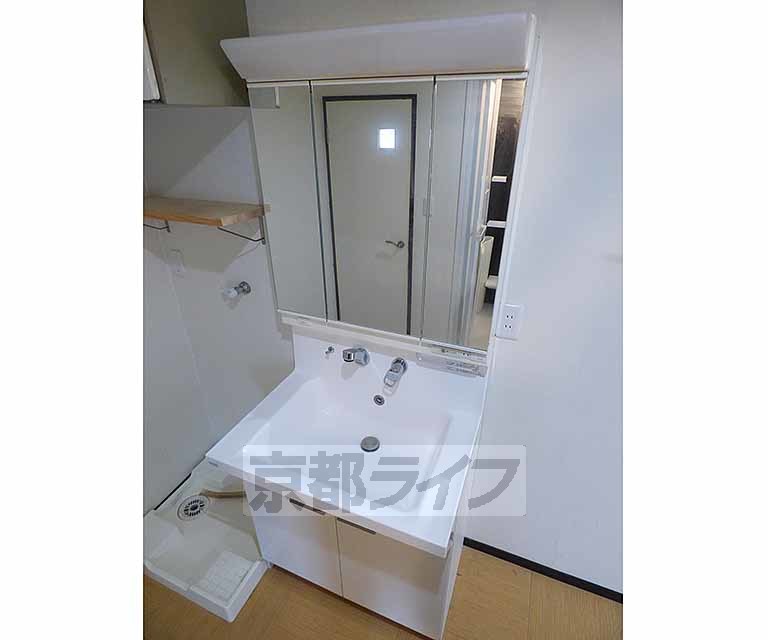 洗面設備　収納付きの３面鏡です