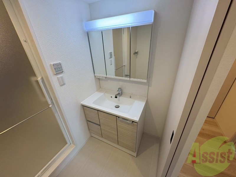 洗面設備　大きくて使いやすそうな独立洗面台になっています。