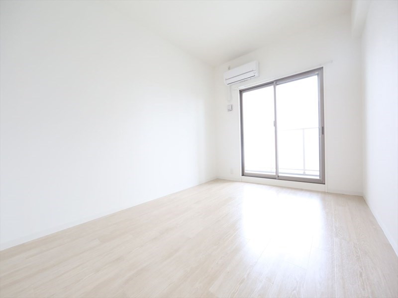 バルコニー　洋室8.2帖　南面バルコニー　エアコン完備