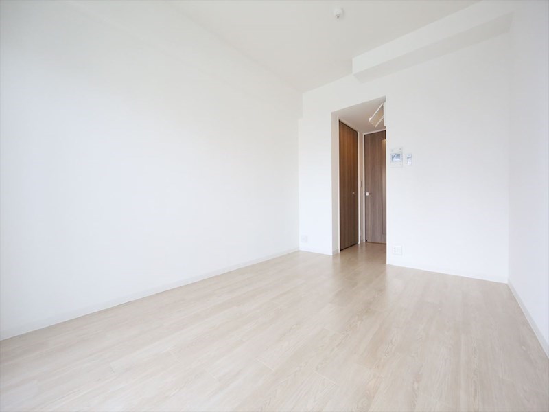 居室・リビング　洋室8.2帖　南面バルコニー　エアコン完備