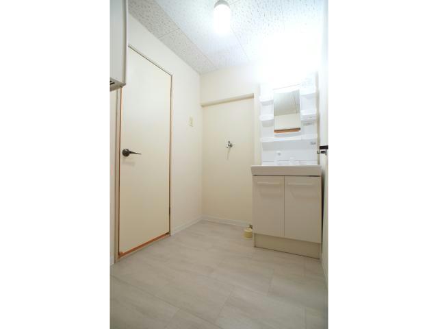 洗面設備　シャワー付き独立洗面台