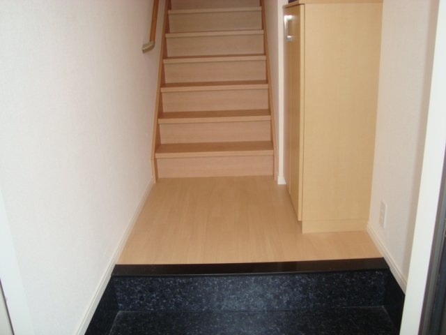 玄関　飾り棚付きシューズボックスあります。