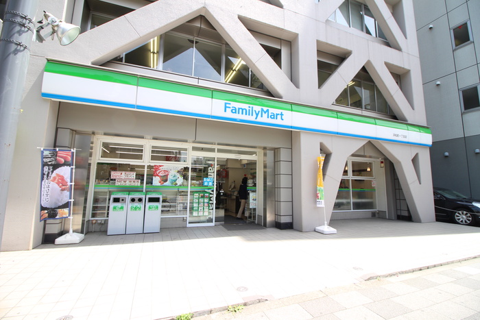 コンビニ　ファミリーマート（コンビニ）まで220m