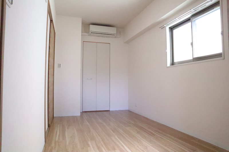 その他部屋・スペース　横窓から光を取り込めます。空気の入れ替えもスムーズ。