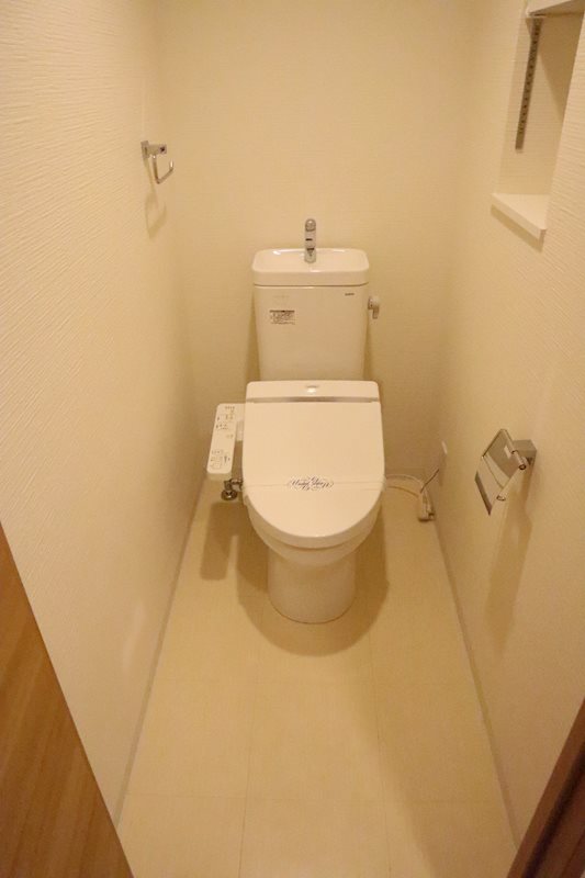 トイレ　温水洗浄暖房つきです。