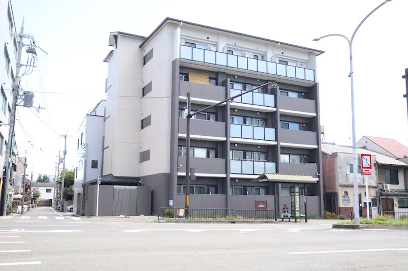 建物外観　堀川北大路交差点南東に面した鉄筋コンクリート造5階建の物件で