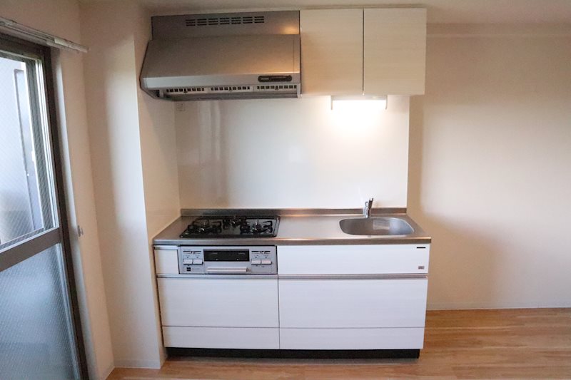 キッチン　3口ガスコンログリル付きのシステムキッチンです。