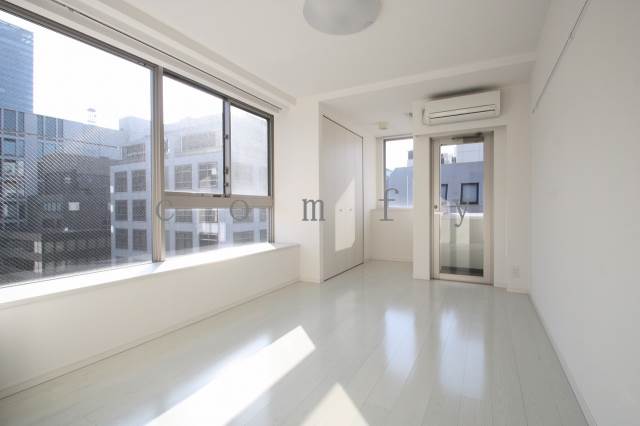 居室・リビング　採光面が広く開放感あり