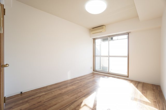 居室・リビング　※同物件・反転タイプの写真です。