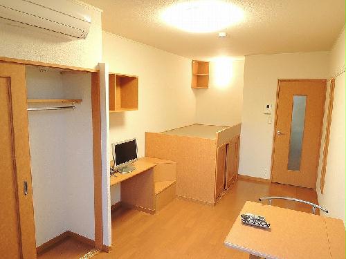 居室・リビング　備え付けのテーブルは折りたたみ可能です