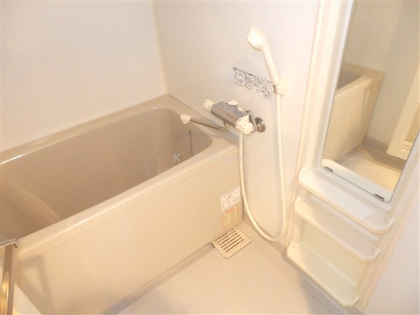 バス・シャワールーム　ゆったりとしたバスルーム