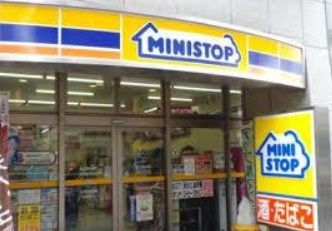 コンビニ　ミニストップ新宿左門町店（コンビニ）まで447m