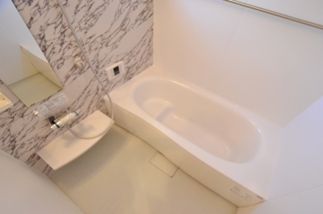 バス・シャワールーム　浴室乾燥・追い炊き機能付きで便利♪