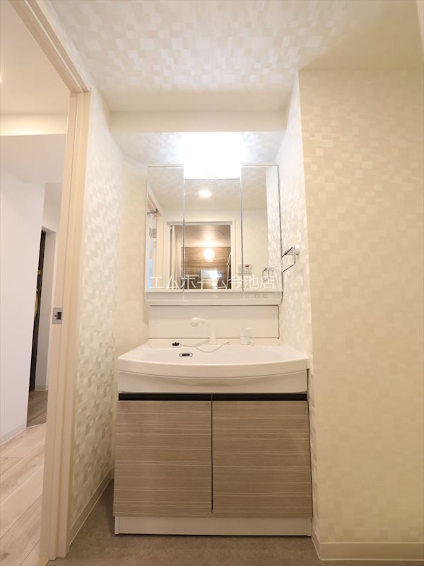 洗面設備　脱衣所　独立洗面台（シャンプードレッサー付）