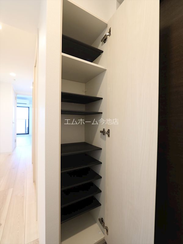 玄関　玄関　シューズボックス完備