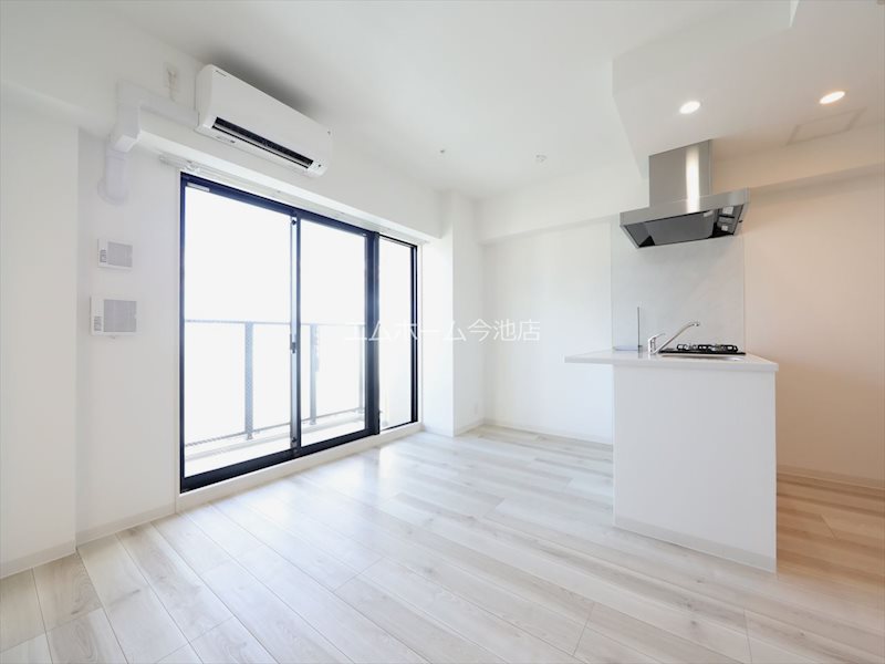 バルコニー　LDK10.9帖　エアコン付　南向きバルコニーに面しています