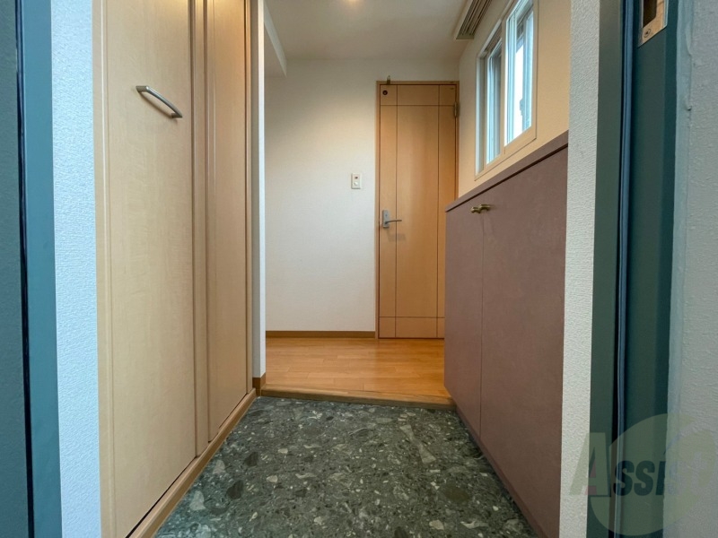 玄関　玄関です。ご覧の通り広々としていますね。