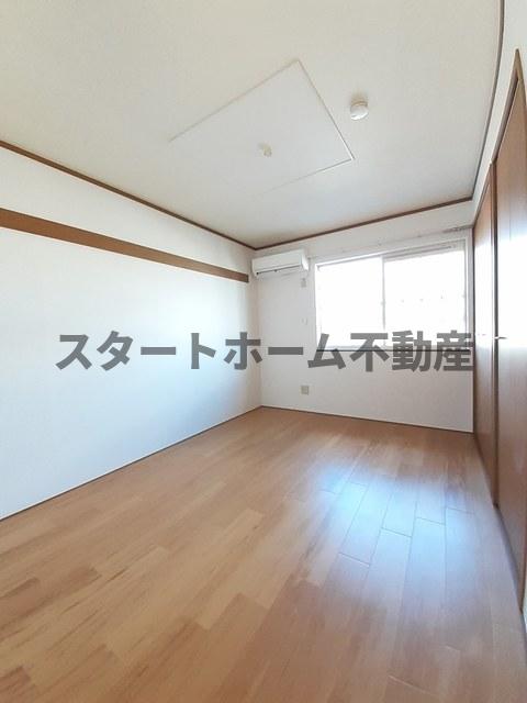 その他部屋・スペース　落ち着いた色調の寝室です