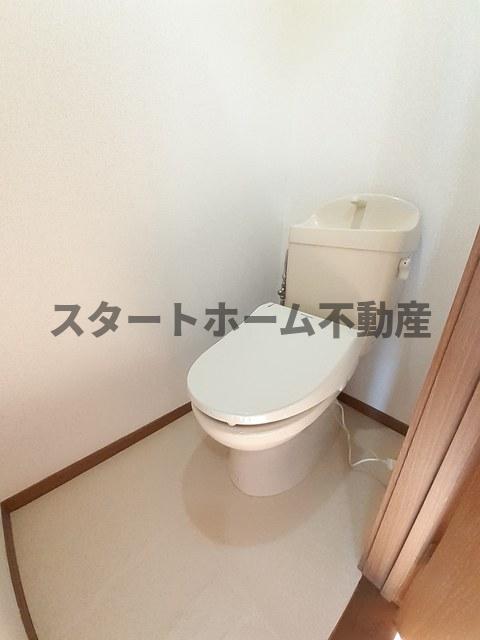 トイレ　落ち着いた色調のトイレです